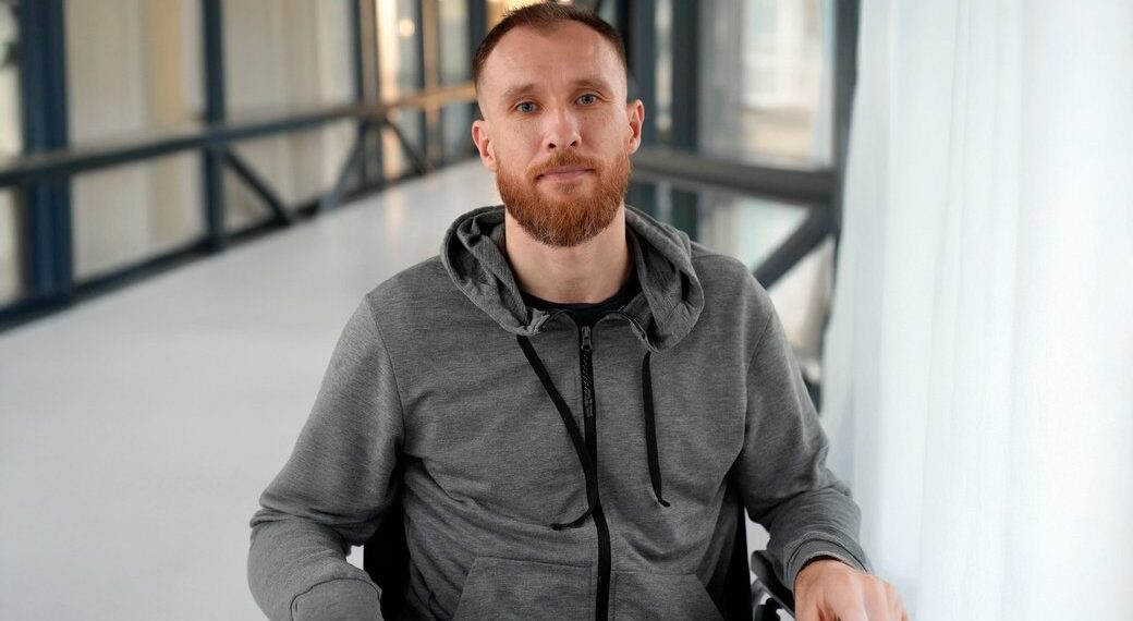 Свій перший танець після поранення Олександр станцював з дружиною в одній із найромантичніших локацій Львова – Будинку вчених. Фото з домашнього архіву.