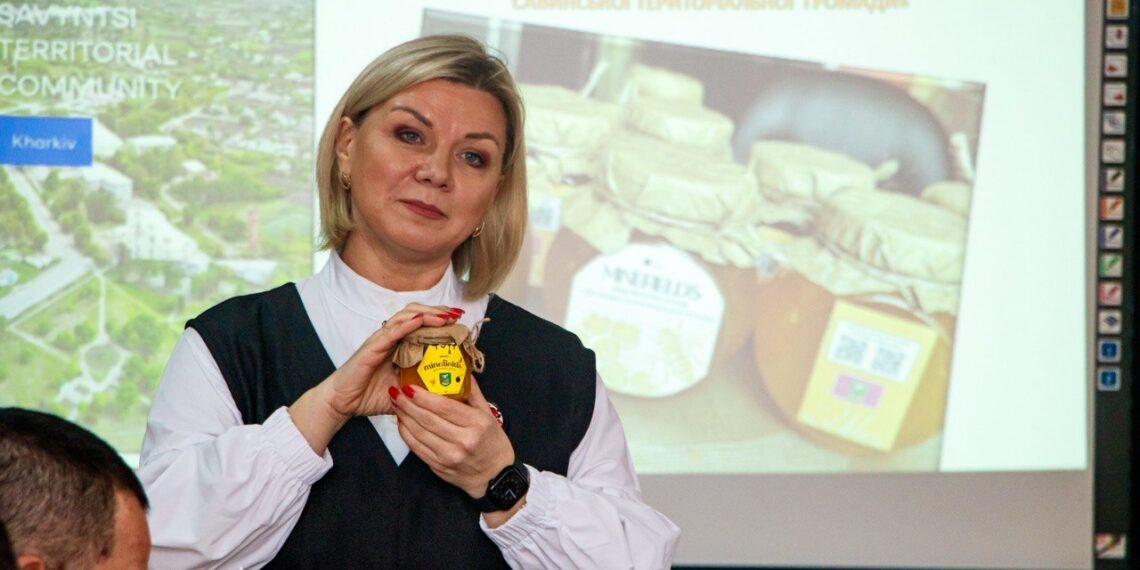«Меду з мінних полів стає все менше. Це – лімітовані партії. На кожній баночці такого меду зазначаємо контакти бджоляра», – каже Оксана Супрун. Фото з архіву громади.