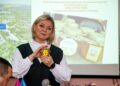 «Меду з мінних полів стає все менше. Це – лімітовані партії. На кожній баночці такого меду зазначаємо контакти бджоляра», – каже Оксана Супрун. Фото з архіву громади.