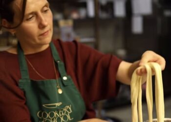 Для майстрині важливо, щоб продукт був якісним, а його смак – передбачуваним. Тому вона особисто контролює кожен етап приготування. Фото з архіву Ольги Савчук.
