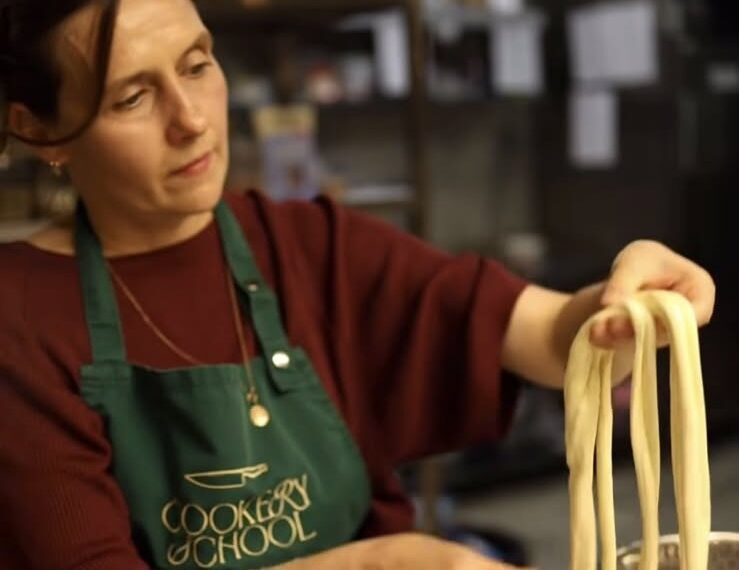 Для майстрині важливо, щоб продукт був якісним, а його смак – передбачуваним. Тому вона особисто контролює кожен етап приготування. Фото з архіву Ольги Савчук.