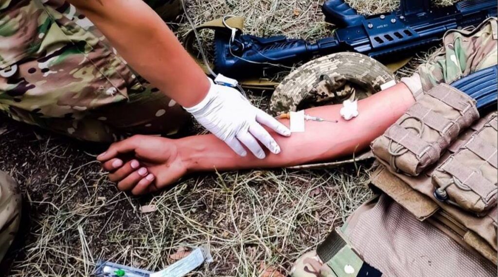 На фото: Медикиня Оксана Яворська так і не реалізувала свою мрію стати лікаркою. Проте знайшла себе у не менш важливій справі – рятувати життя на війні. Фото ілюстративне.